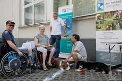 Mitarbeiter von Orthopädie- und Rehatechnik Dresden sowie ein Hundetrainer beantworten Fragen