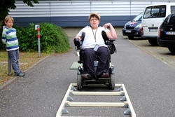 Test des Rollstuhl-Parcours